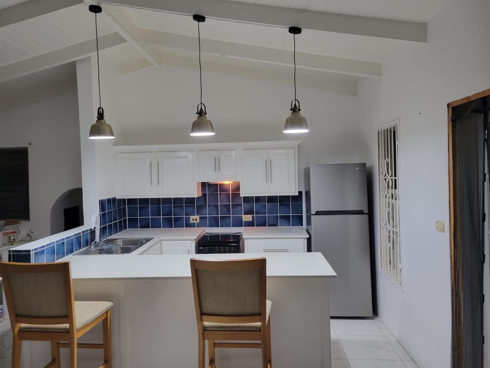 Attractive 2-Bed Apartment Stunning Sea View Dickenson Bay Exteriér fotografie